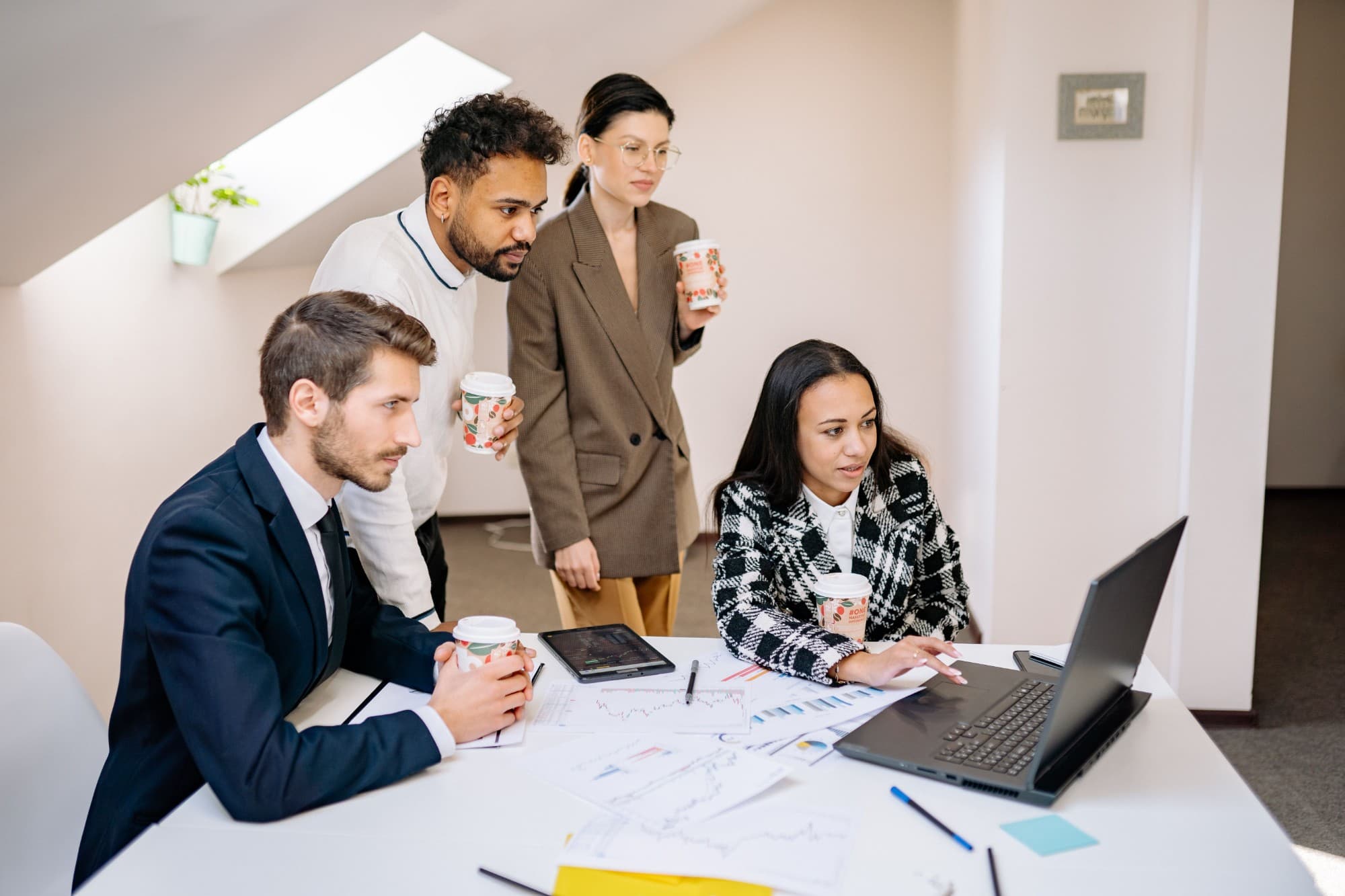 Equipo de trabajo analizando información